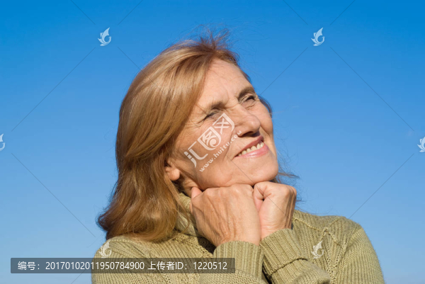 老年婦女與天空