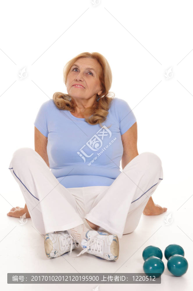 老年婦女和啞鈴