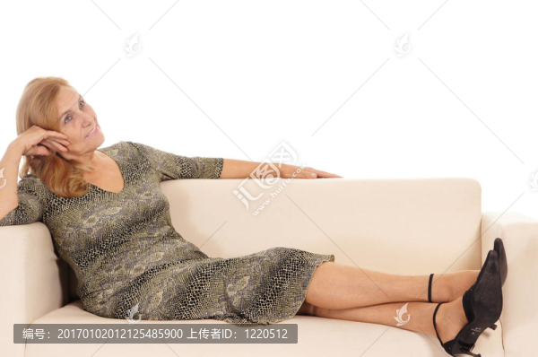 沙發(fā)上的老年婦女