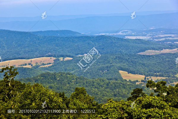 風(fēng)景秀麗的藍(lán)嶺山脈