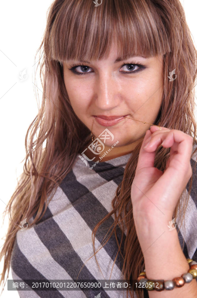 穿條紋襯衫的女孩