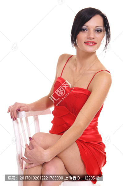 坐在椅子上的紅衣女子