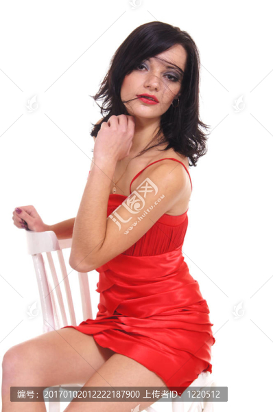 坐在椅子上的紅衣女子