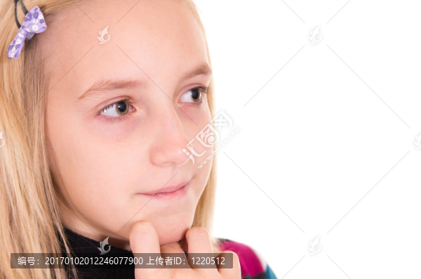 穿白色衣服的小女孩