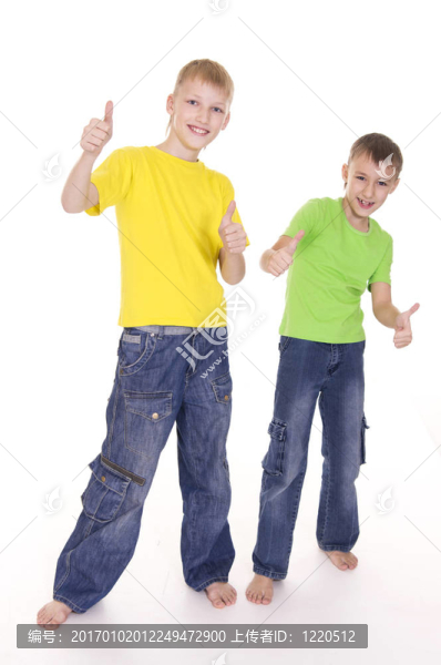兩個男孩站