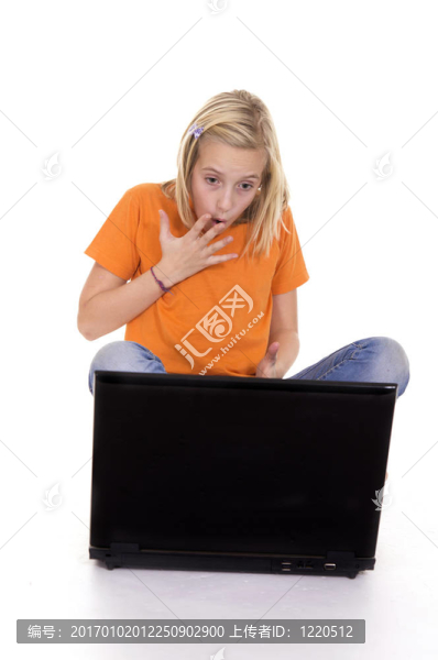 帶筆記本電腦的年輕女孩