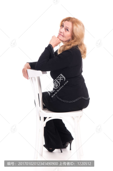 可愛的老年婦女在椅子上