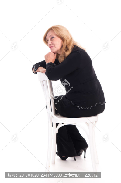 可愛的老年婦女在椅子上