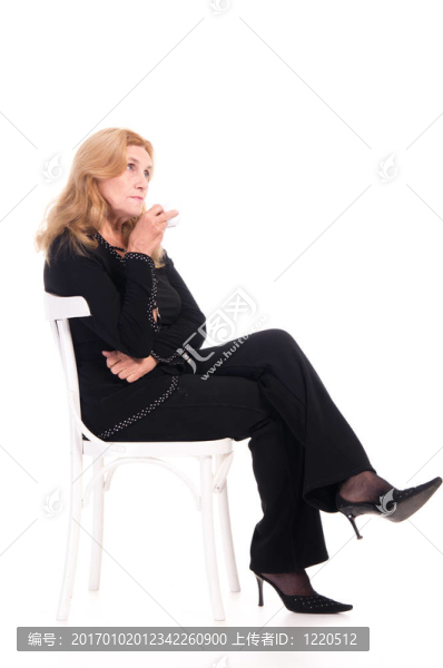 老婦人用杯子在椅子上