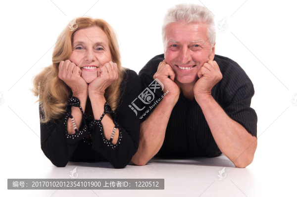 老夫妻躺在地板上