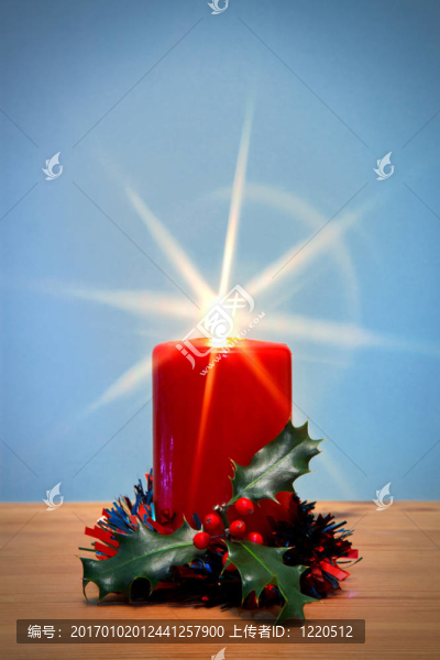 與爆和冬青的圣誕蠟燭。