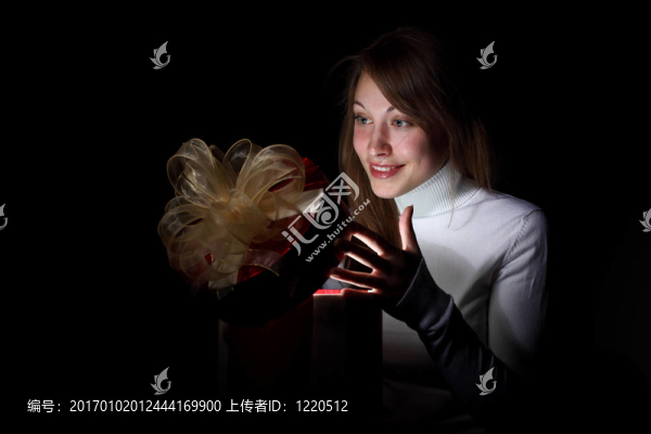 年輕女子讀魔法書