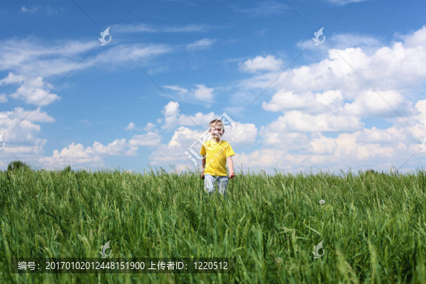 小男孩在戶外