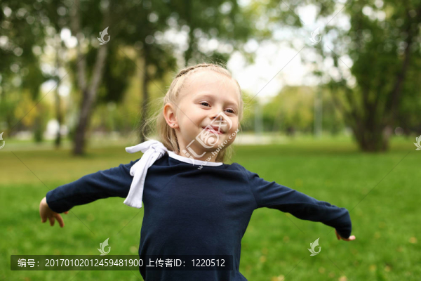 公園里的小女孩