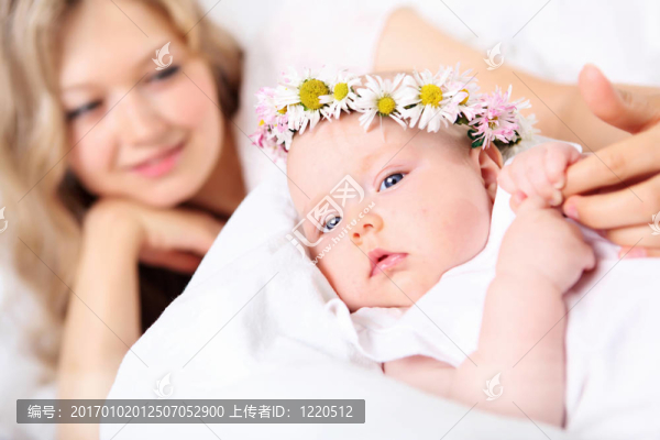 年輕母親和嬰兒的肖像