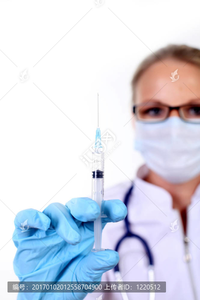 帶注射器的年輕女醫(yī)生