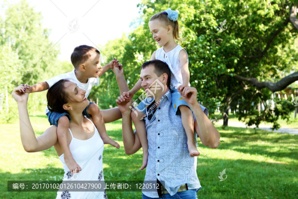 在夏天公園里有兩個孩子的家庭