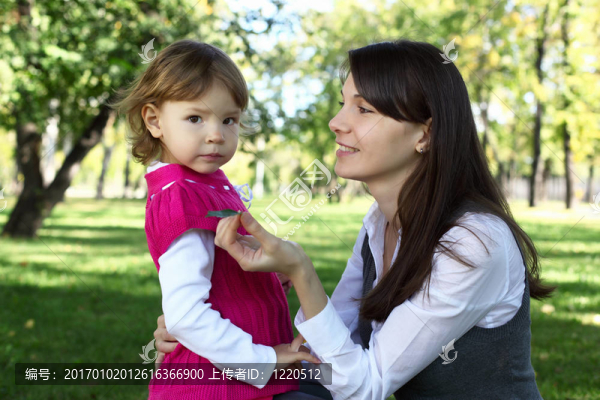 母親和女兒在夏日公園