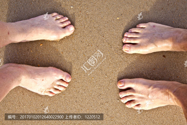 海灘上一對夫婦的腳
