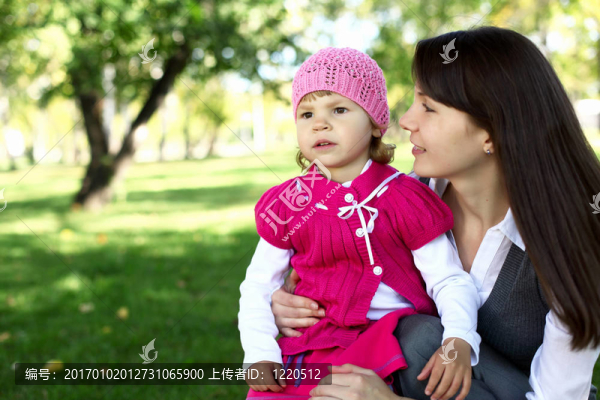 母親和女兒在夏日公園