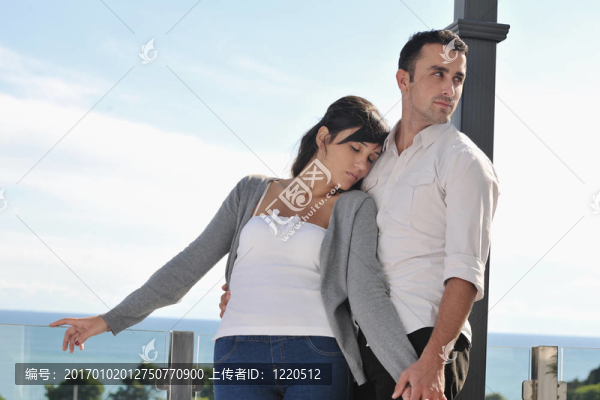 陽臺放松情侶