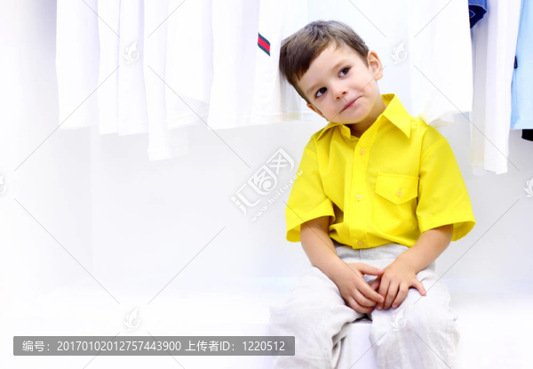 小男孩購物