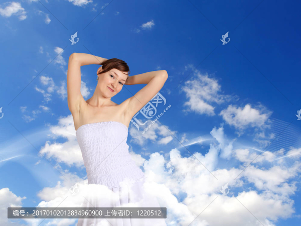 對藍天背景的女人