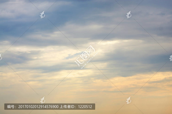 有云的天空；背景或紋理