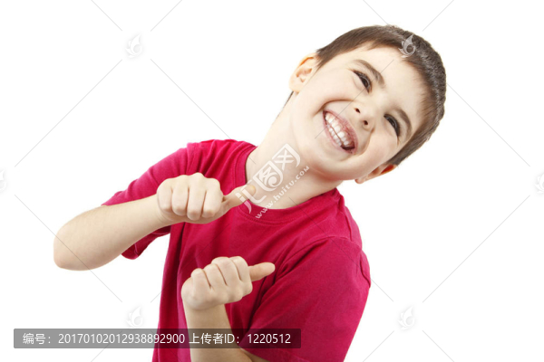 白色背景的男孩