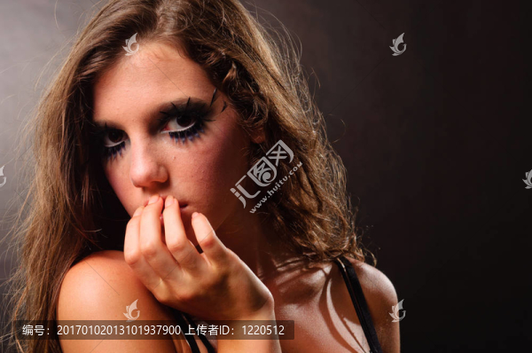 一個(gè)美麗女孩的寧?kù)o