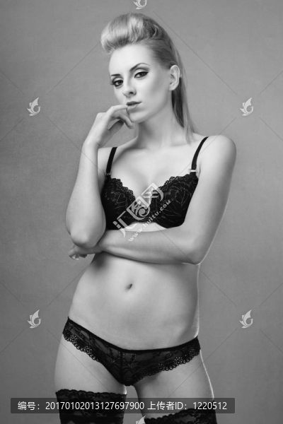 穿黑色內(nèi)衣的女人