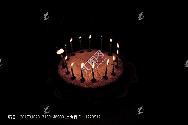 桌上的生日蛋糕