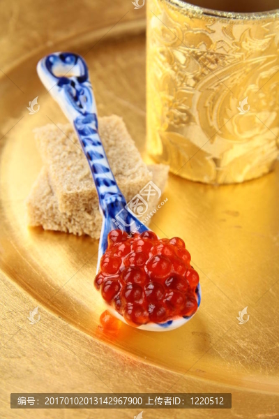 在紅魚子醬湯匙新鮮