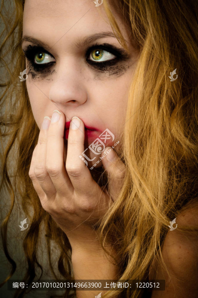 一個沮喪的女孩看起來害怕等待救援