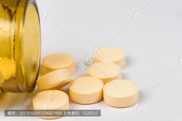 藥丸和瓶子在白色孤立的背景