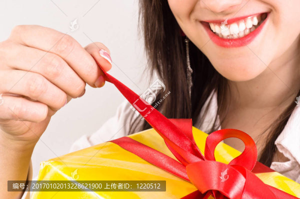 一個(gè)開朗活潑的女孩打開她的圣誕禮物
