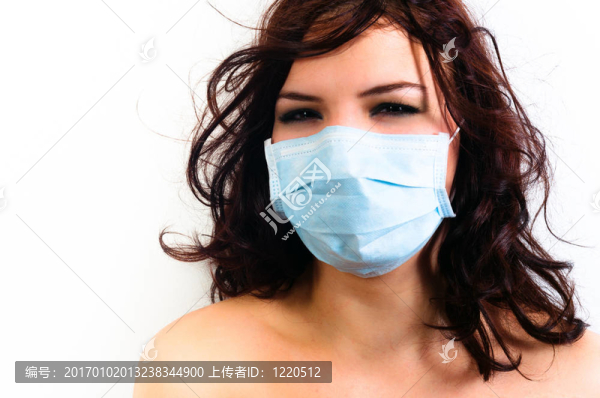 一個戴白色隔離面具的女孩