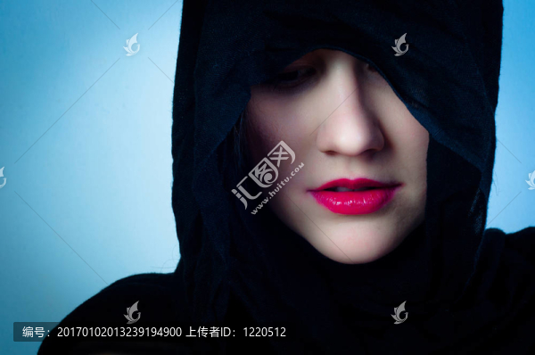 黑頭巾女孩在藍(lán)色背景