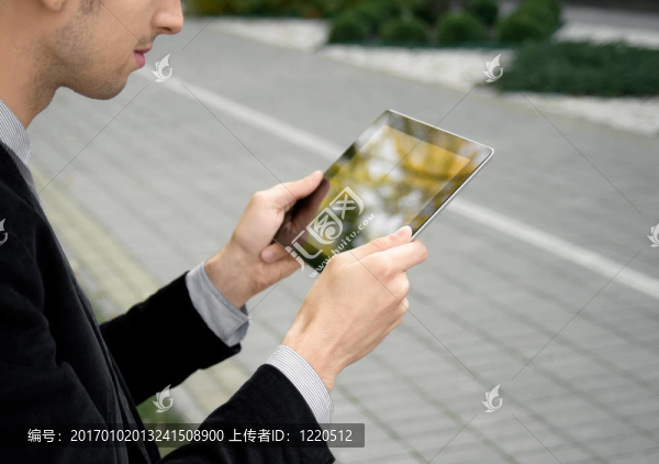 與平板電腦工作的商人