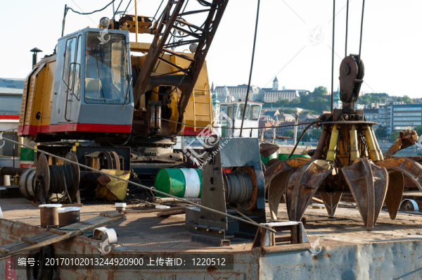 大吊車(chē)在奇怪的機(jī)器上