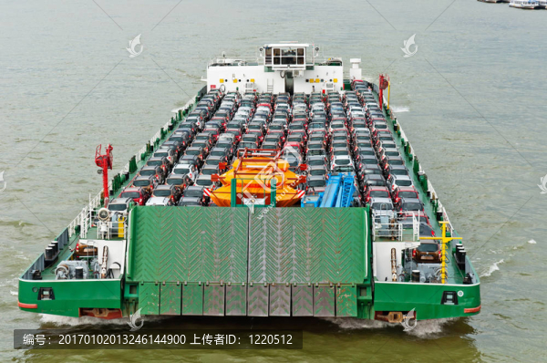 油輪與大量的汽車運到市場