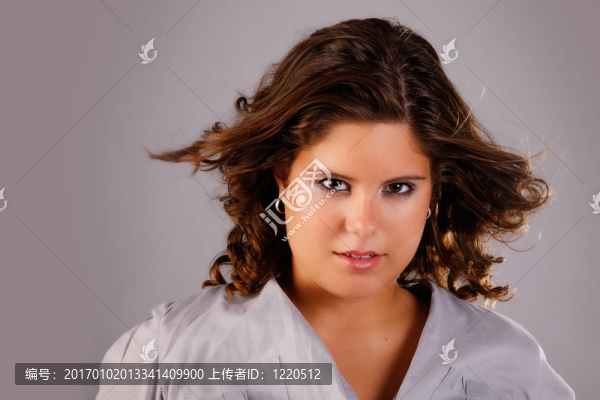 美麗的女人與頭發(fā)上的風(fēng)；工作室拍攝