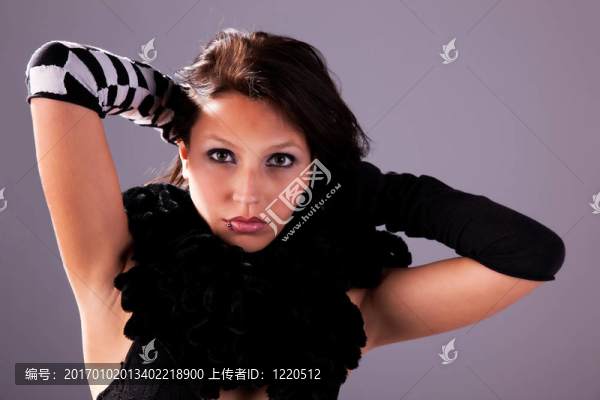 年輕漂亮的女人看相機(jī)；手拿頭發(fā)；工作室拍攝