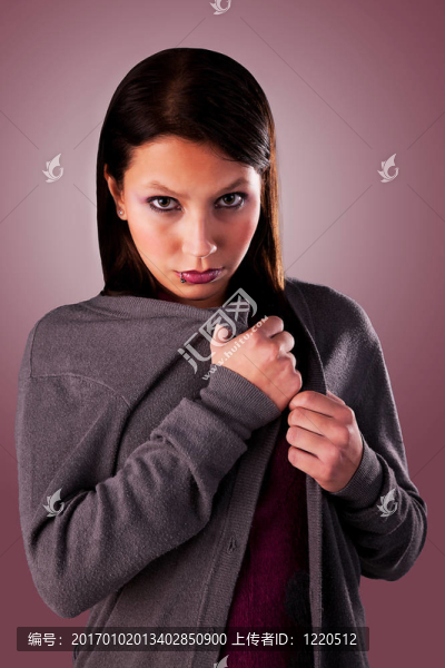年輕漂亮的女人看相機