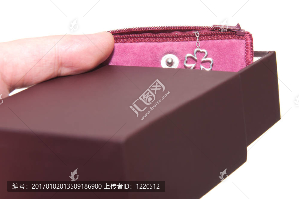 拿著禮品盒