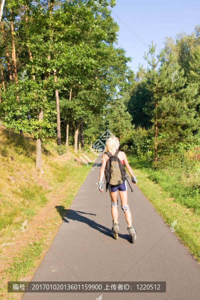 年輕的女輪滑上鋪平道路