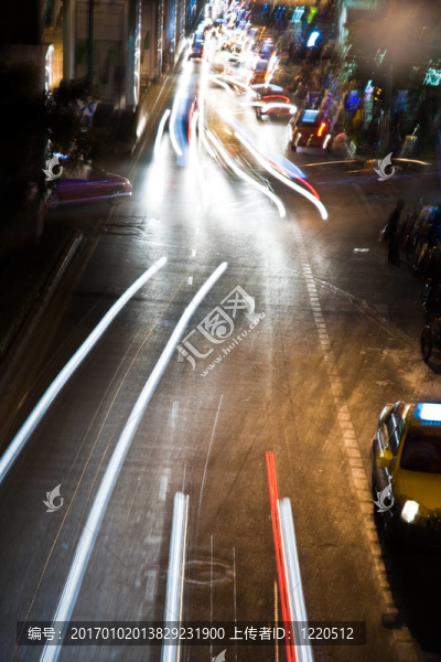 晚上在主要道路的汽車光束
