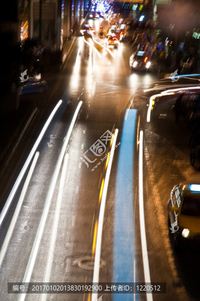 晚上在主要道路的汽車光束
