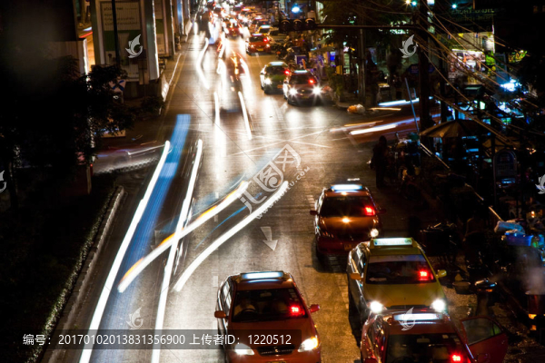 晚上在主要道路的汽車光束