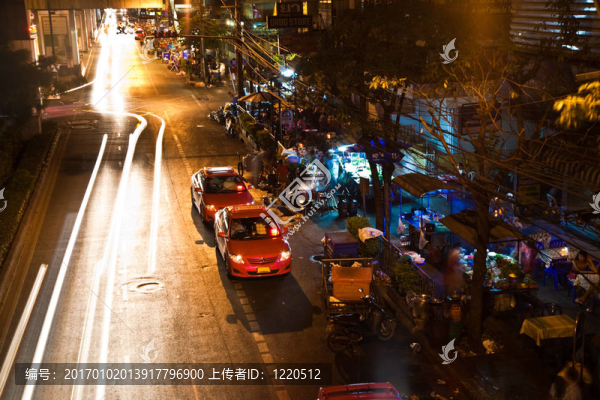 晚上在主要道路的汽車光束